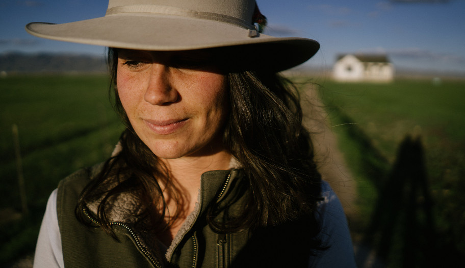 woman-with-sunhat